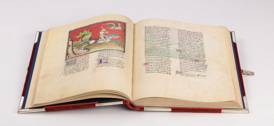 Aufgeschlagenes Buch der Faksimile-Auflage. Halbseitige Miniatur auf der linken Buchseite zeigt einen apokalyptischen Reiter auf schwarzem Pferd, der ein Schwert hoch hält und aus dem Höllenschlund springt. In der rechten oberen Ecke befindet sich ein Drache.