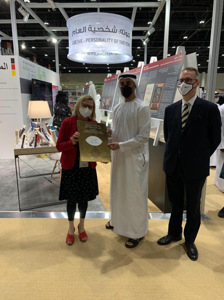 ADIBF 2021 Gruppenfoto nach Übergabe Gruppenfoto vor dem deutschen Gemeinschaftsstand mit dem Sohn des Kronprinzen Sheikh Khalid bin Mohammed bin Zayed Al Nahyan, Fr. Claudia Kaiser, Vizepräsidentin der Frankfurter Buchmesse und dem deutschen Botschafter Herr Ernst Peter Fischer