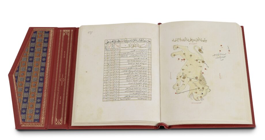 Aufgeschlagenes Faksimile-Ausgabe des Ulugh Begs. Es zeigt eine Doppelseite. Links ist eine Tabelle mit arabischen Schriftzeichen zu erkennen. Rechts sieht man das Sternbild des Löwen.