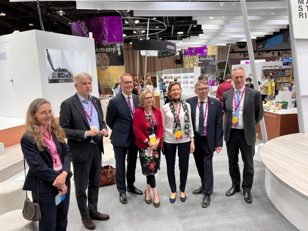 ADIBF22_b Gruppenfoto am Deutschen Gemeinschaftsstand während der ADIBF 2022