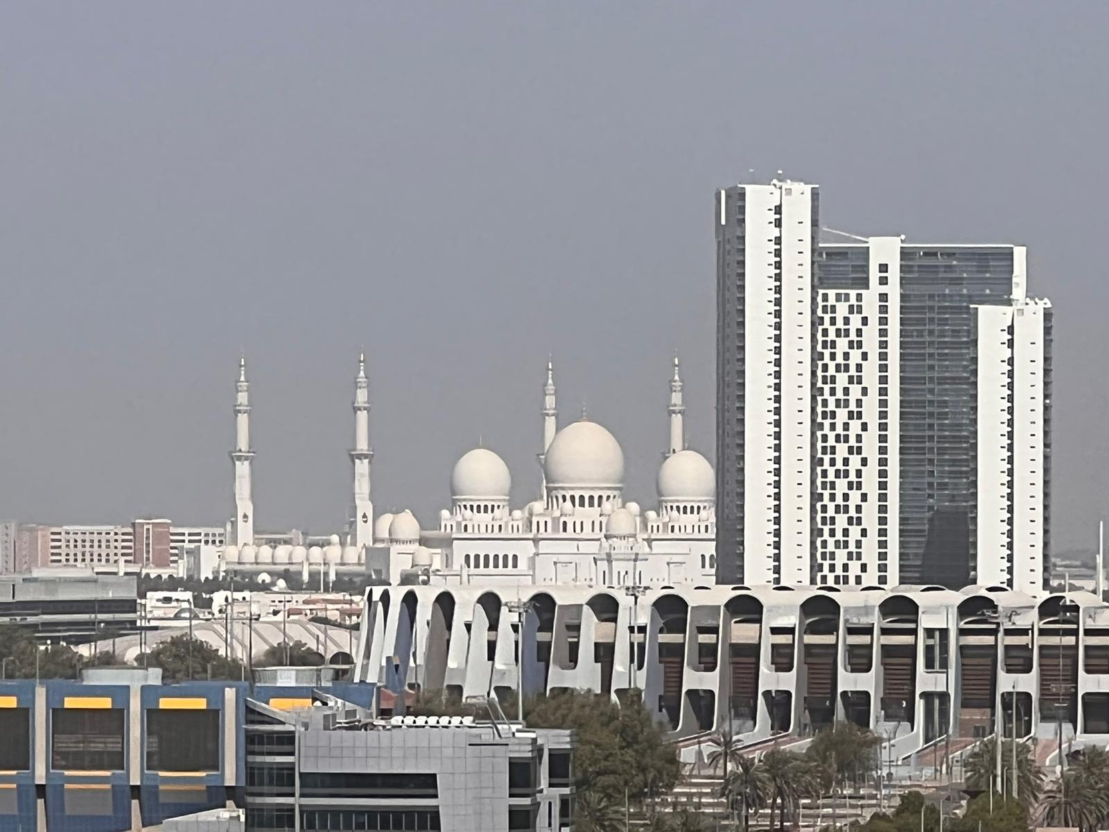 ADIBF22_l ADIBF 2022, Skyline von Abu Dhabi mit der Grossen Moschee im Hintergrund