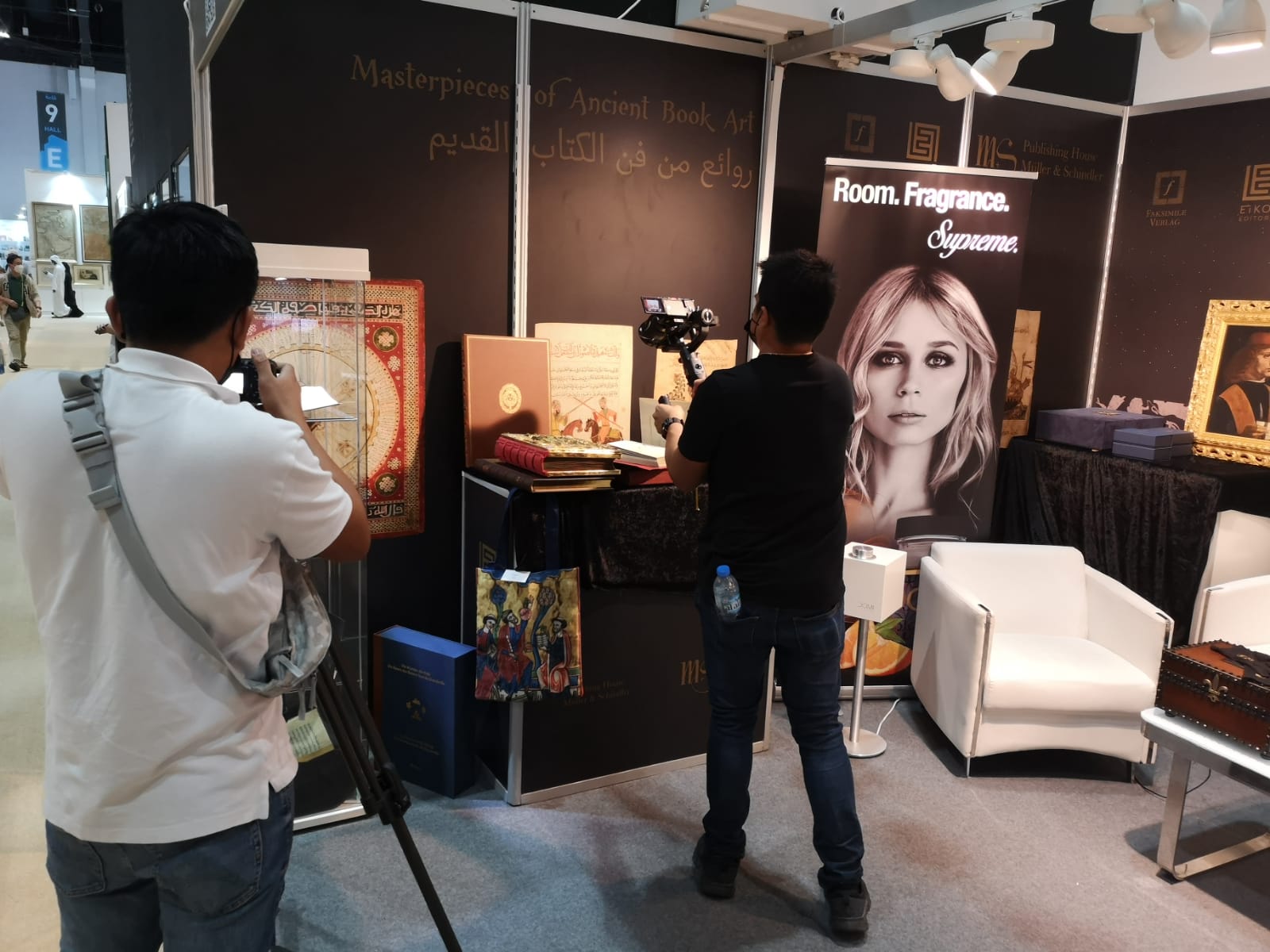 ADIBF22_m ADIBF 2022, ein Filmteam besucht unseren Messestand