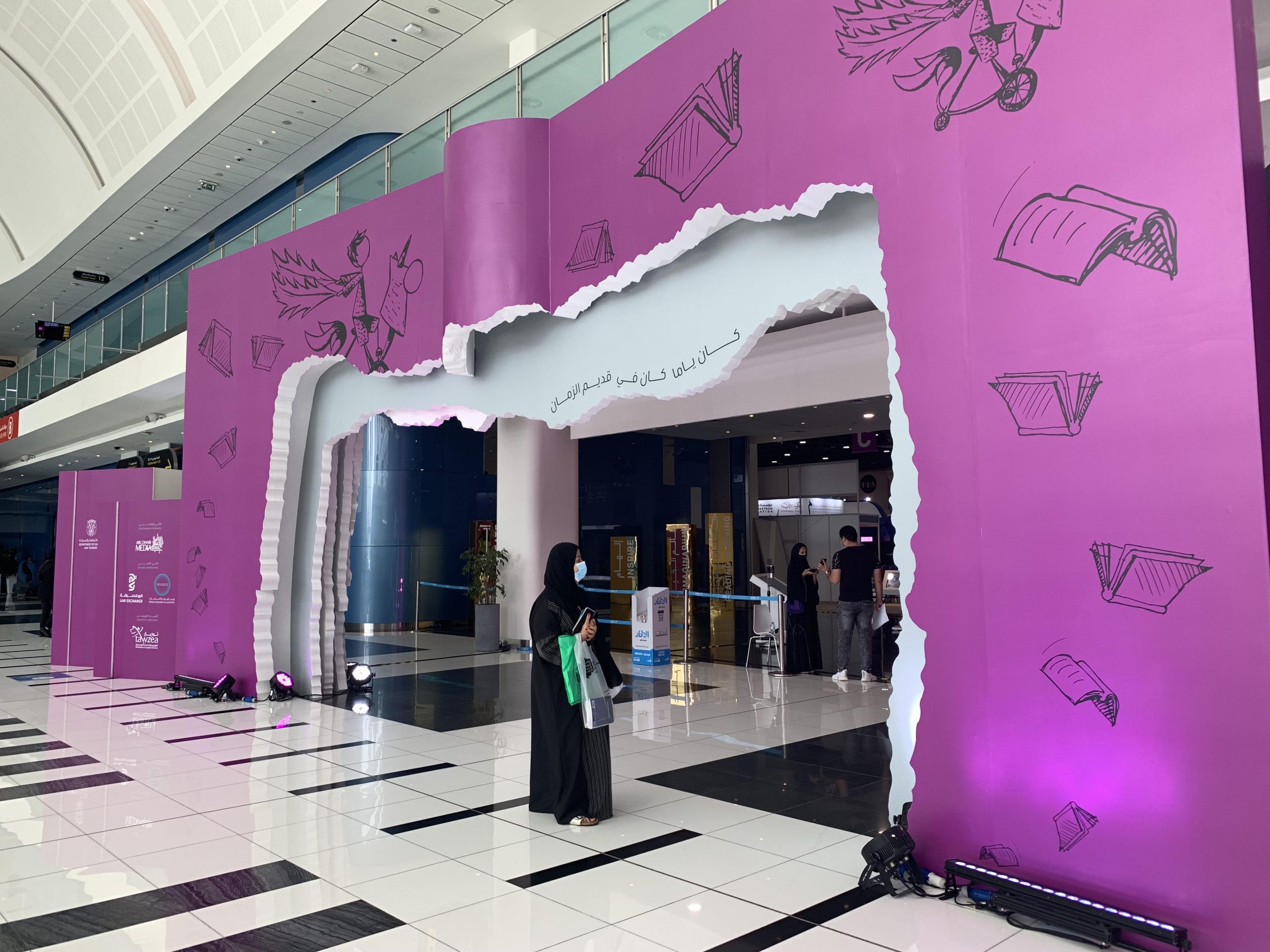 ADIBF22_g ADIBF 2022, Eingang zur Buchmesse, violetter Bogen