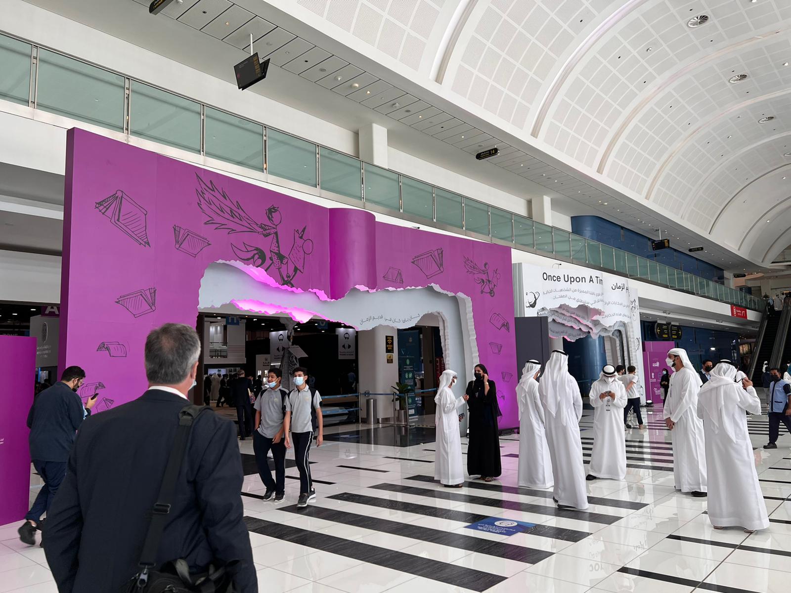 ADIBF22_n ADIBF 2022, Eingang zur Buchmesse, violetter Bogen