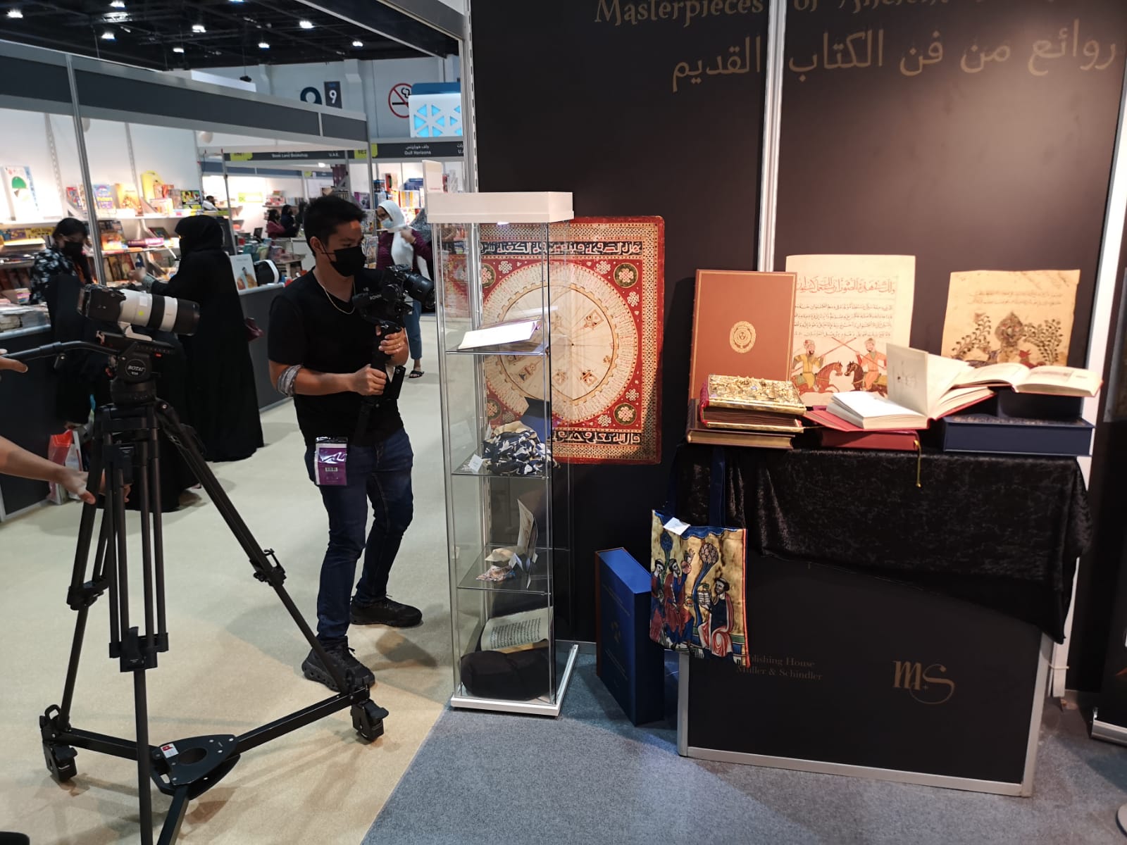 ADIBF22_k ADIBF 2022, ein Filmteam besucht unseren Messestand