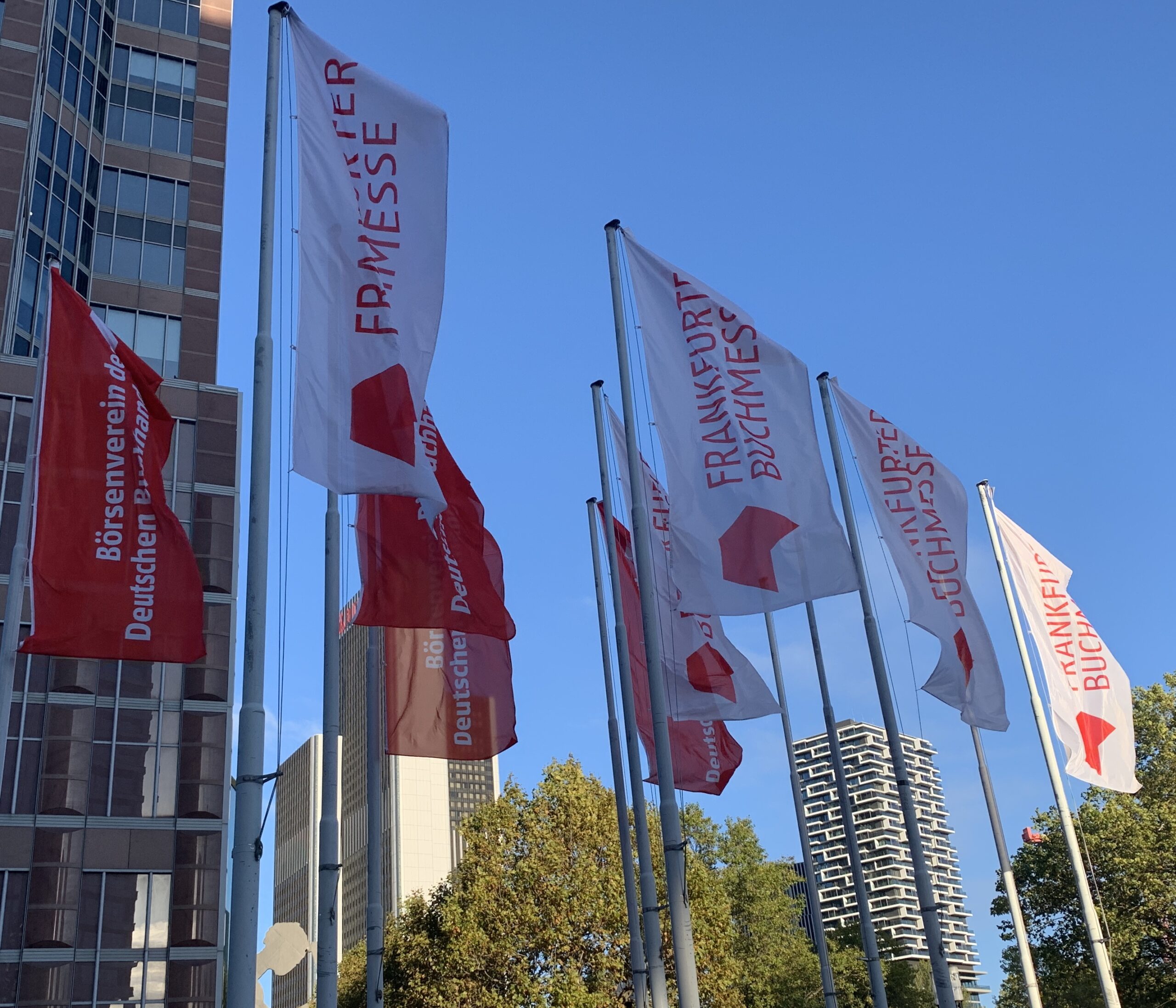Die Fahnen der Frankfurter Buchmesse wehen im Wind