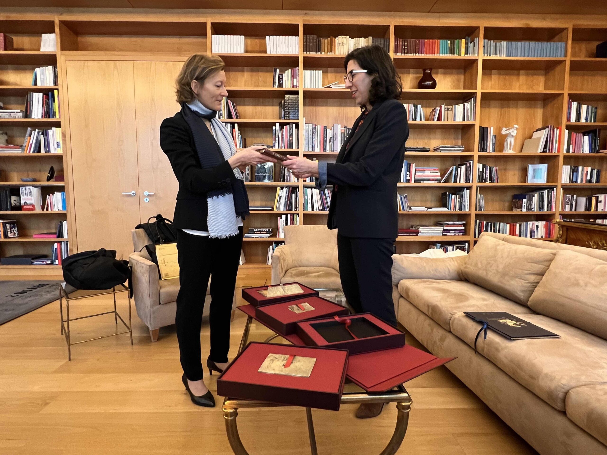IMG_0654_lowRes Unsere Verlegerin Frau Charlotte Kramer (auf der linken Seite) übergibt das erste Faksimile-Exemplar der Notizbücher von Leonardo da Vinci an die Kulturministerin Frankreichs, Rima Abdul Malak in der französischen Botschaft Berlin.