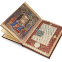 Aufgeschlagene Faksimile-Ausgabe der Tabula Cebetis. Es zeigt eine Doppelseite. Links ist eine ganzseitige Miniatur zu sehen, die Folio 2v zeigt: ein alter Mann wendet sich an Kebes und seine beiden Begleiter und erklärt ihnen mithilfe eines Stabes, was auf dem im Tempel des Saturn aufgehängten Gemälde zu sehen ist. Auf der gegenüberliegenden Seite beginnt die von Filippo Alberici in Hexametern verfasste Version der Bildtafel des Kebes.