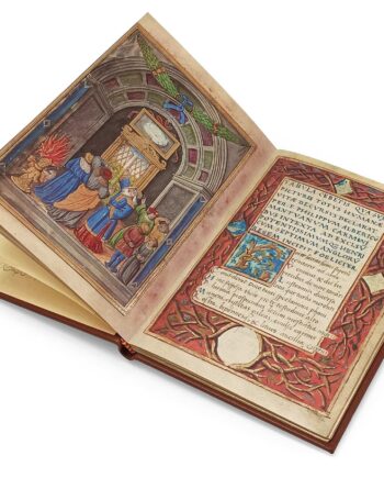 Aufgeschlagene Faksimile-Ausgabe der Tabula Cebetis. Es zeigt eine Doppelseite. Links ist eine ganzseitige Miniatur zu sehen, die Folio 2v zeigt: ein alter Mann wendet sich an Kebes und seine beiden Begleiter und erklärt ihnen mithilfe eines Stabes, was auf dem im Tempel des Saturn aufgehängten Gemälde zu sehen ist. Auf der gegenüberliegenden Seite beginnt die von Filippo Alberici in Hexametern verfasste Version der Bildtafel des Kebes.