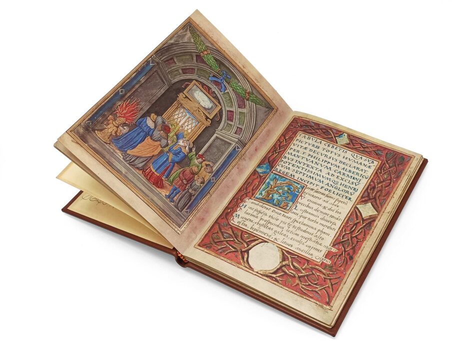 Aufgeschlagene Faksimile-Ausgabe der Tabula Cebetis. Es zeigt eine Doppelseite. Links ist eine ganzseitige Miniatur zu sehen, die Folio 2v zeigt: ein alter Mann wendet sich an Kebes und seine beiden Begleiter und erklärt ihnen mithilfe eines Stabes, was auf dem im Tempel des Saturn aufgehängten Gemälde zu sehen ist. Auf der gegenüberliegenden Seite beginnt die von Filippo Alberici in Hexametern verfasste Version der Bildtafel des Kebes.